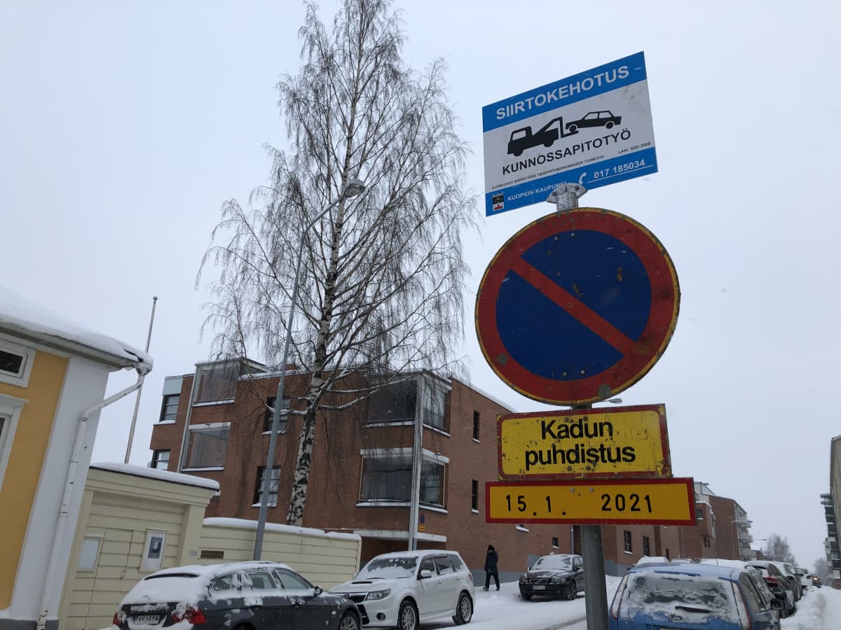 Autoilijoiden kannattaa nyt kiinnittää huomionsa väliaikaisiin  pysäköintikieltoihin, sillä katuja puhdistetaan lumesta Kuopiossa