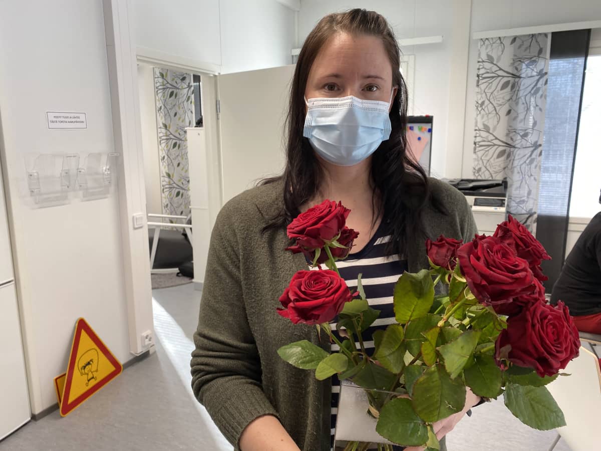Yle Häme jakoi naistenpäivän ruusut – Heli Lindblom sai kauniin  tunnustuksen siskoltaan Päiviltä ja esimies Minna Järvelä työkaveriltaan  Saijalta