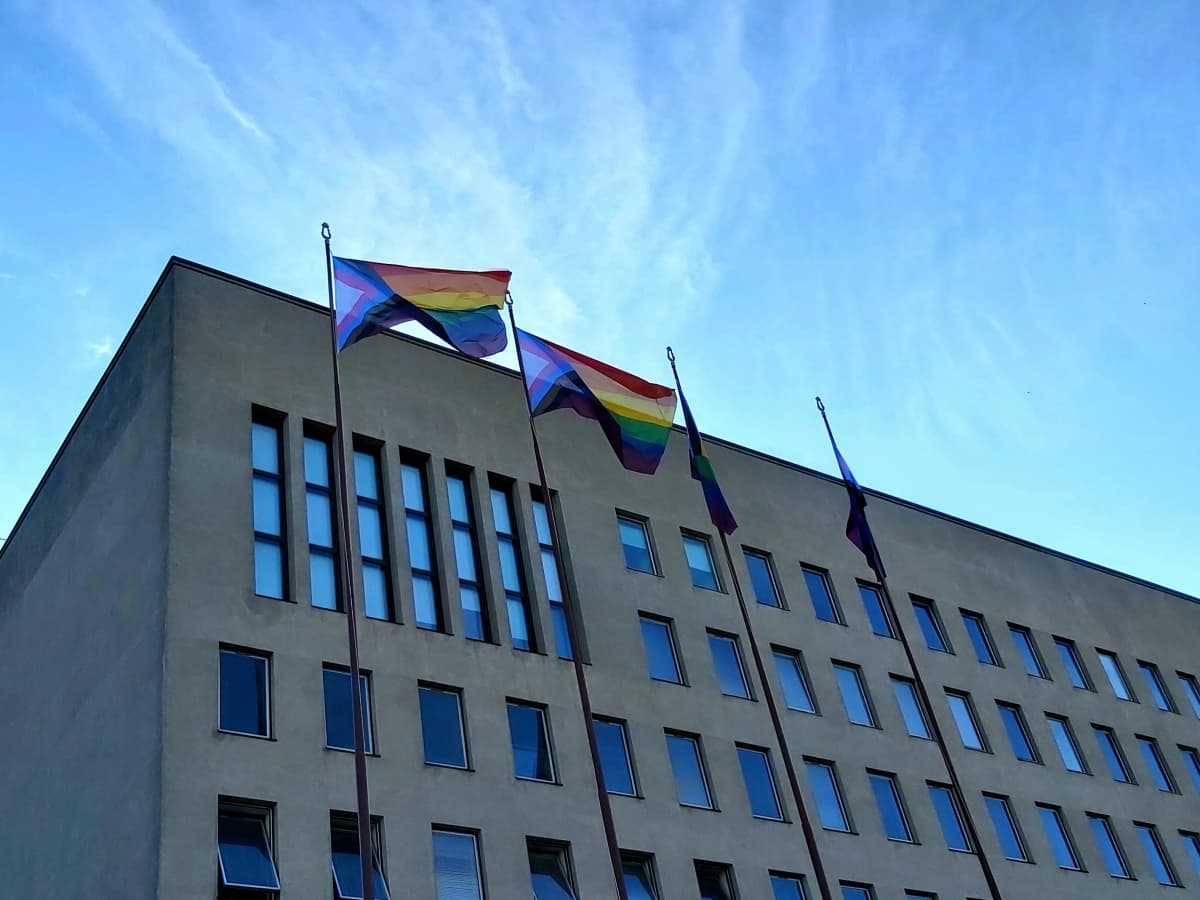 Kotka nosti salkoon lipun, joka tuo esiin vähemmistöjen vähemmistöjä – näin  Kymenlaaksossa juhlitaan pride-viikkoa