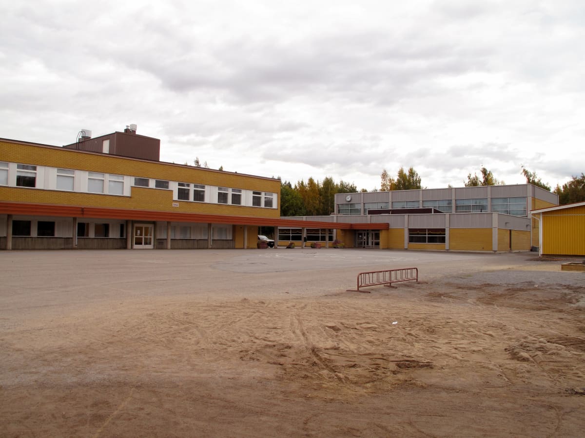 Isolahden koulu och Päivälinnan koulu i Storviken.
