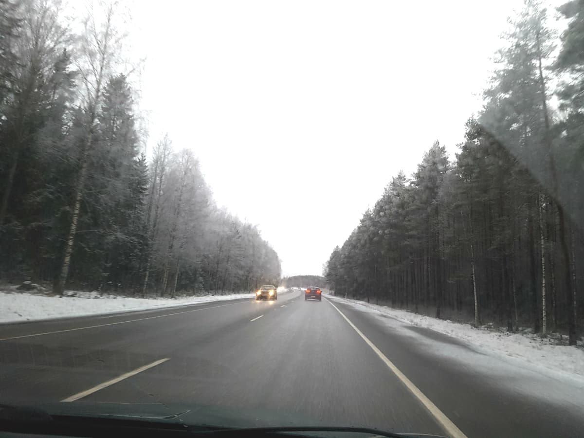 En landsväg i ett vintrigt landskap.