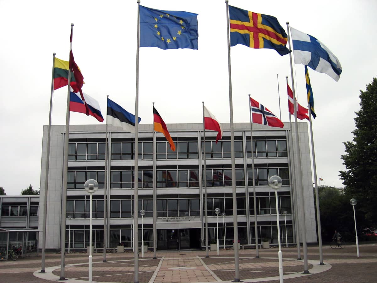 Liput liehuvat Ahvenanmaan itsehallintorakennuksen edessä. 
