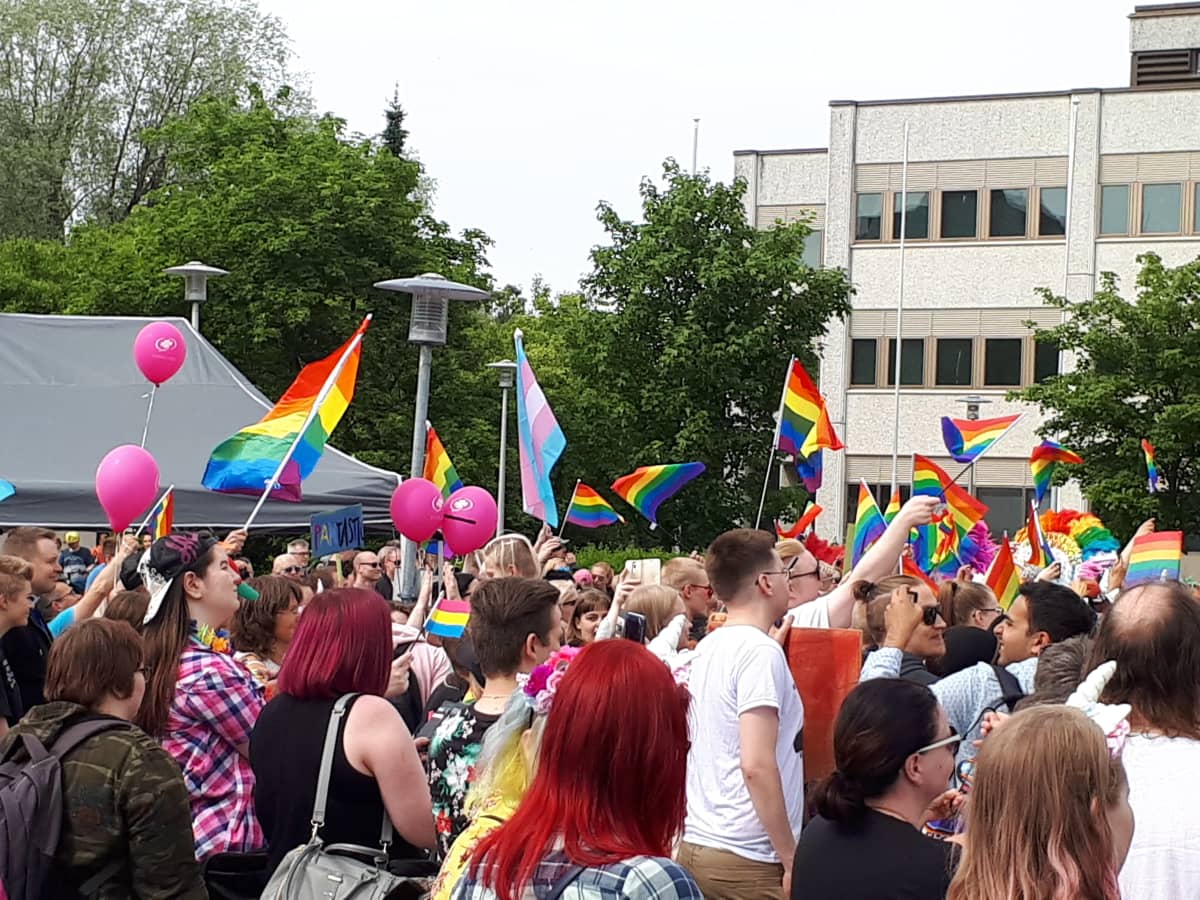 Regnbågsflaggor på Kokkola pride 2018.