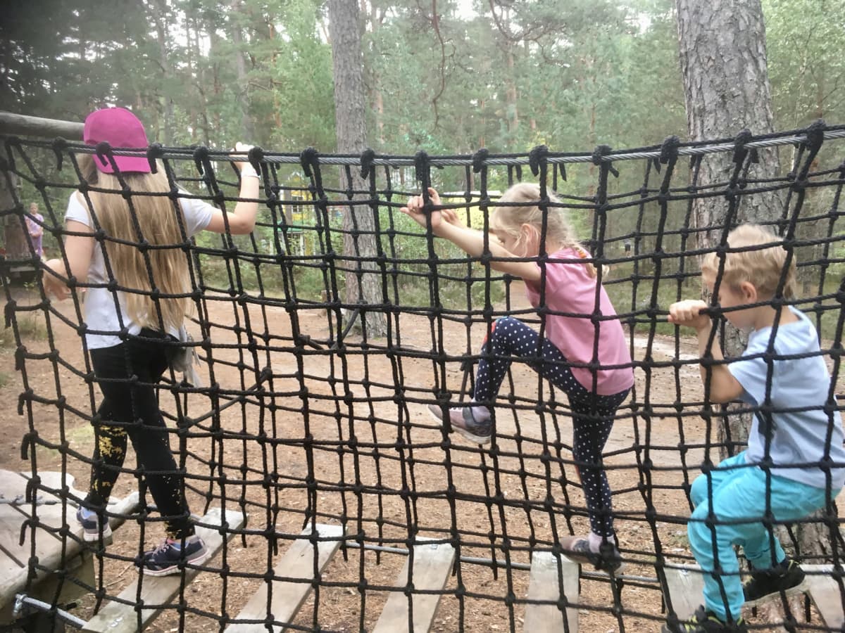 Tre barn på äventyrsbana i Estland
