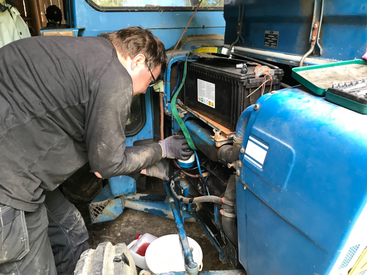 Mies korjaa konetta.