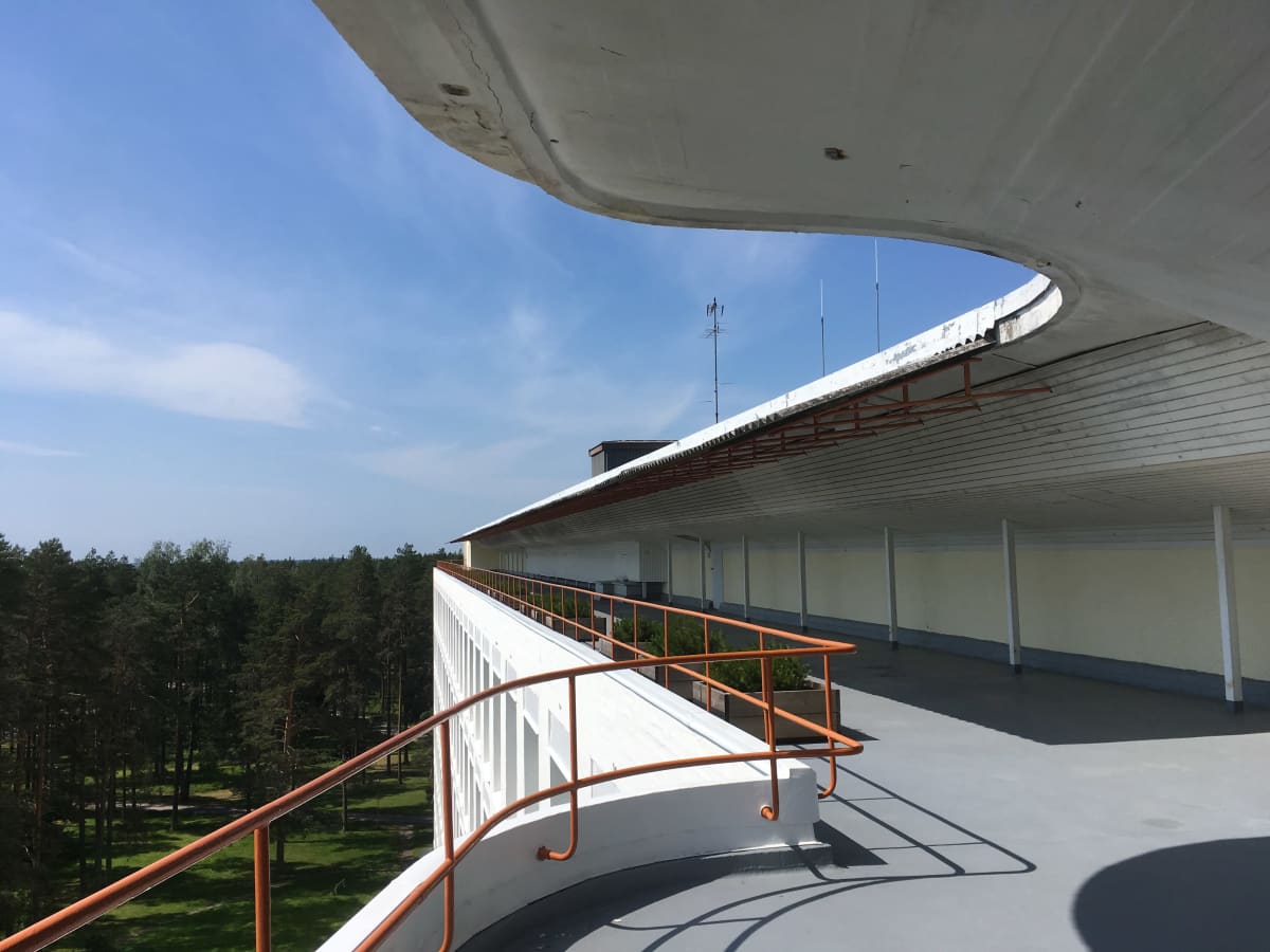 Alvar Aaltos formspråk syns i takkantens vågform.