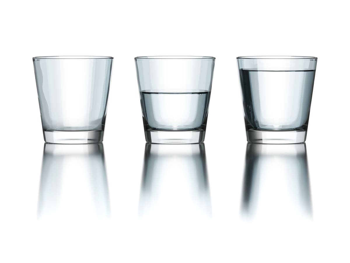 Kolme lasia, joista ensimmäinen on tyhjä, toinen puolillaan ja kolmas miltei täysi.