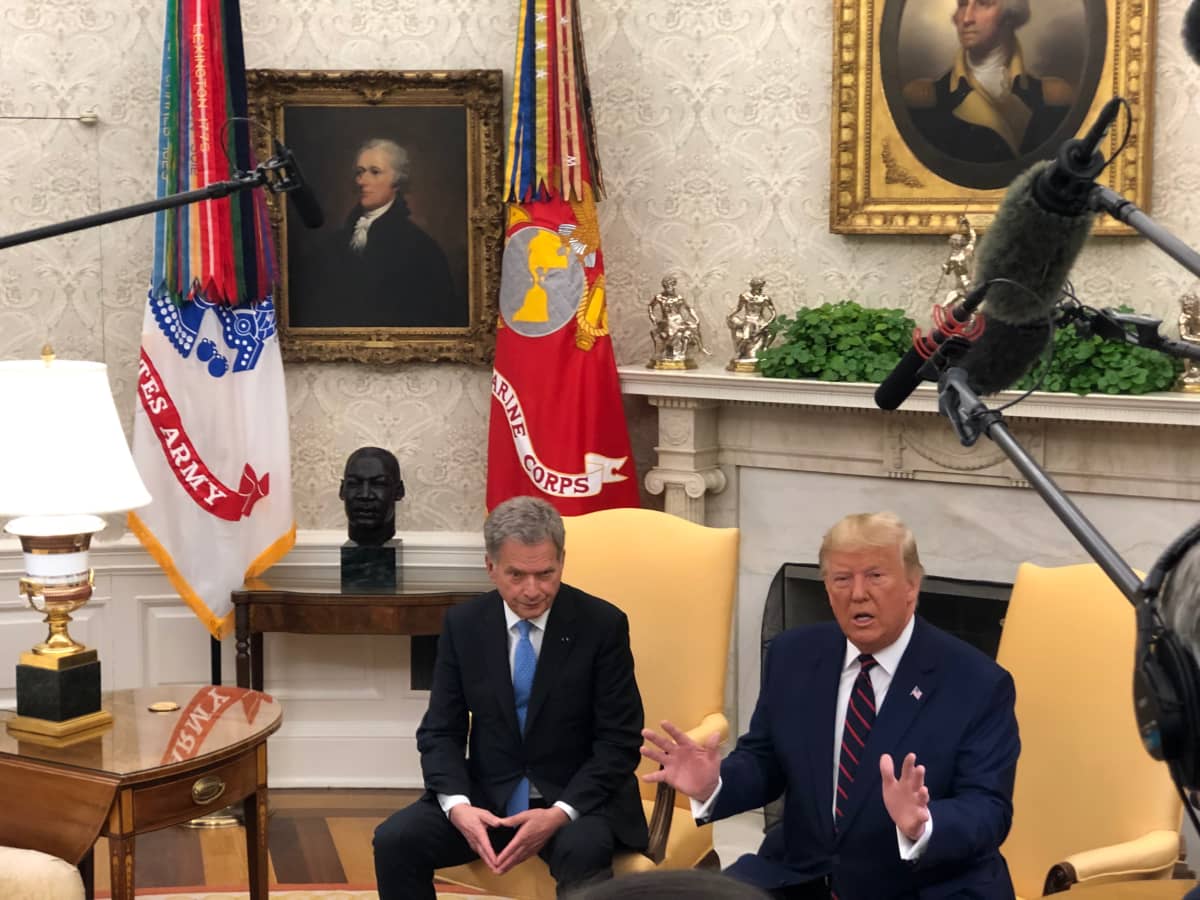 Sauli Niinistö och Donald Trump sitter i gula fåtöljer.