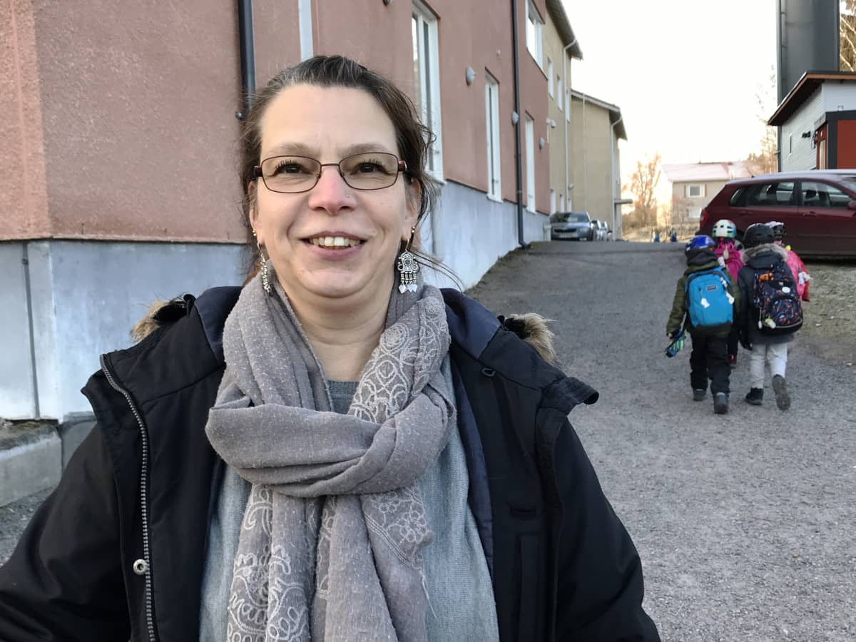 Ruutanan koulun kasvatusohjaaja Minna Lahti koulun edessä.
