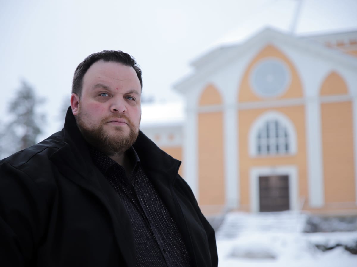 Tatu Karttunen Laukaan kirkon pihalla.