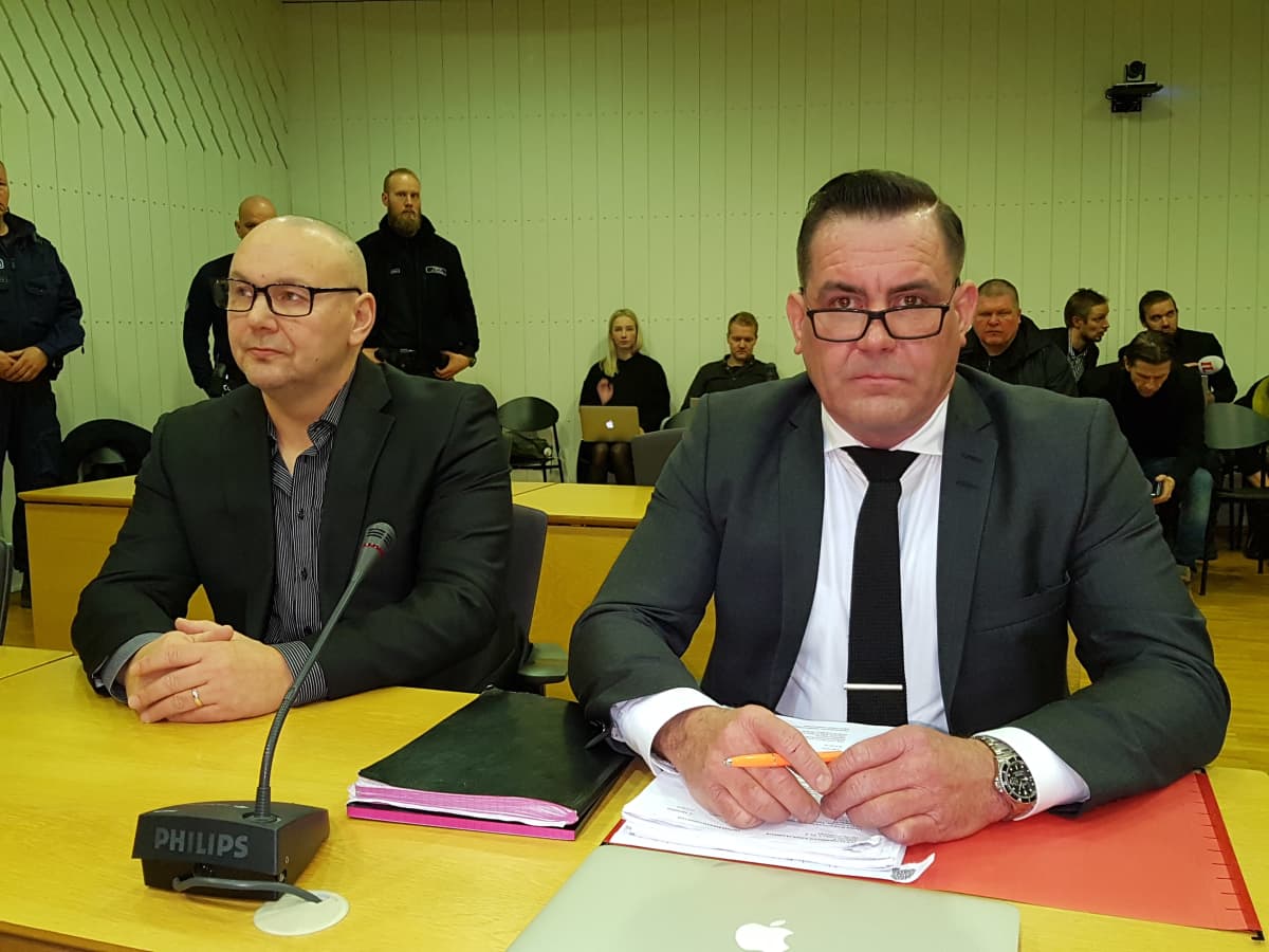 United Brotherhoodin johtaja istuu syytettynä käräjäoikeudessa oikeustieteen maisteri Ilkka Ukkosen vieressä.