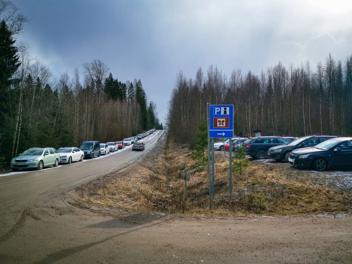 Bakunkärrin parkkipaikka Knutersintiellä, Sipoonkorven vaellusreittien varrella Sipoossa 21.3.2020.