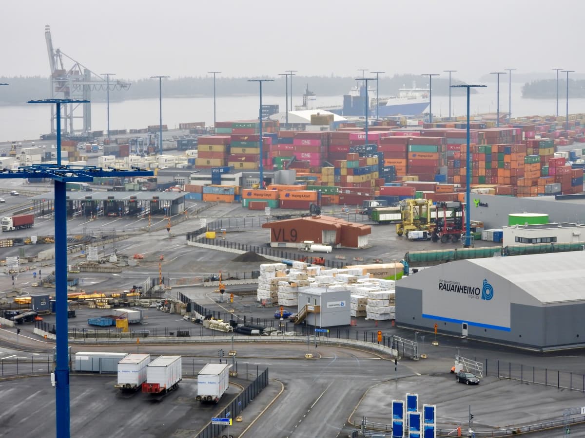 Merikontteja Helsingin satamassa Vuosaaressa.