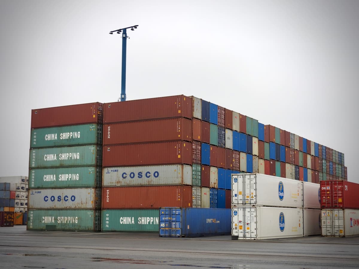 Tyhjiä merikontteja Helsingin satamassa Vuosaaressa.