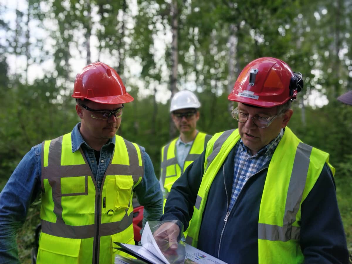 Kuvassa on FinnCobalt-yhtiön toimitusjohtaja Markus Ekberg (oikealla), sekä kaksi Hautalammen kaivoksen geologia. 
