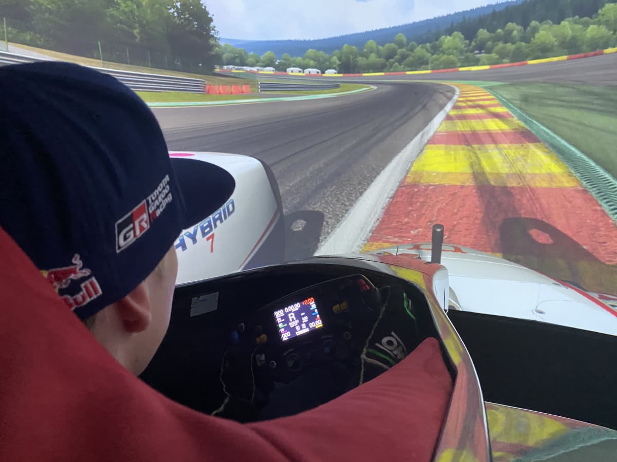 Rallin MM-sarjaa ajava 19-vuotias Kalle Rovanperä testaa seinäjokelaisten F1-simulaattoria