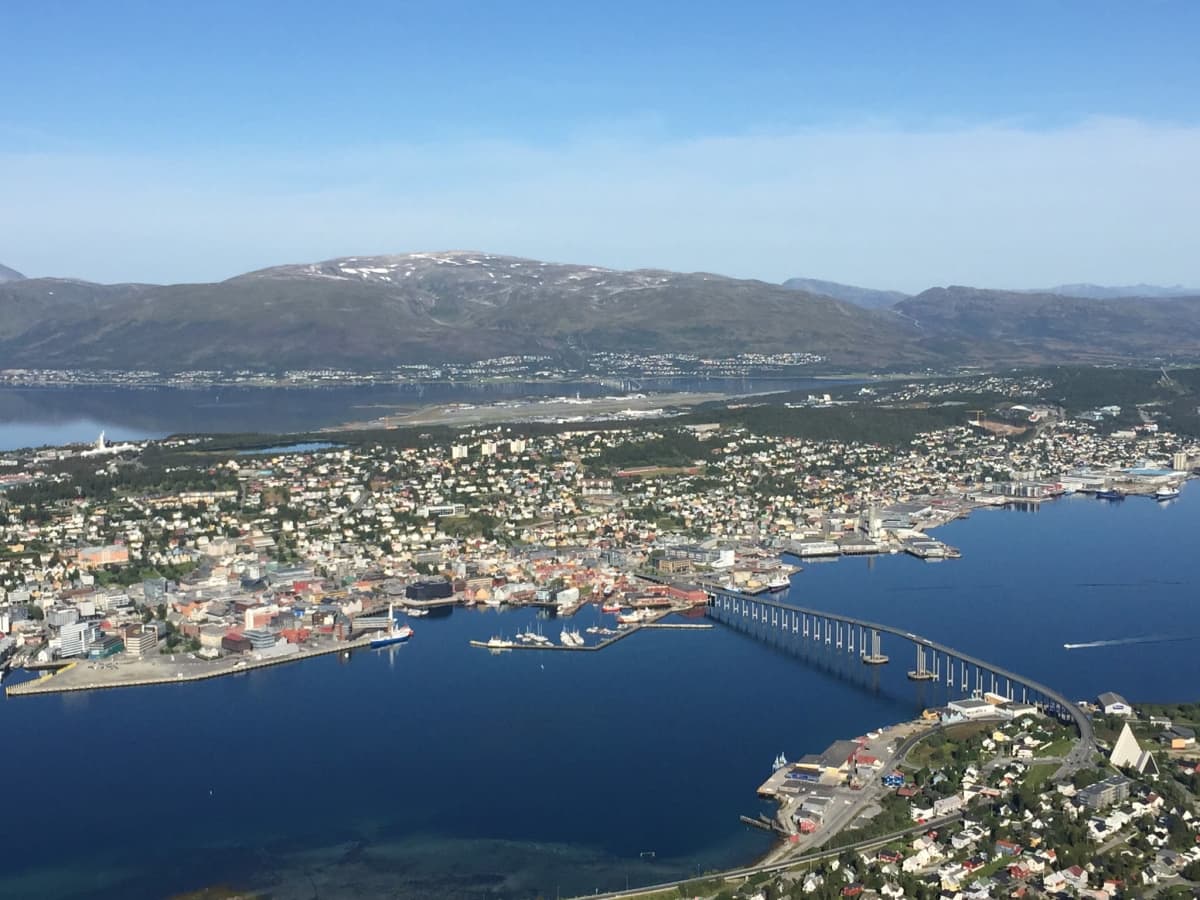 Tromssan kaupunki Fjellhaisenilta kuvattuna.