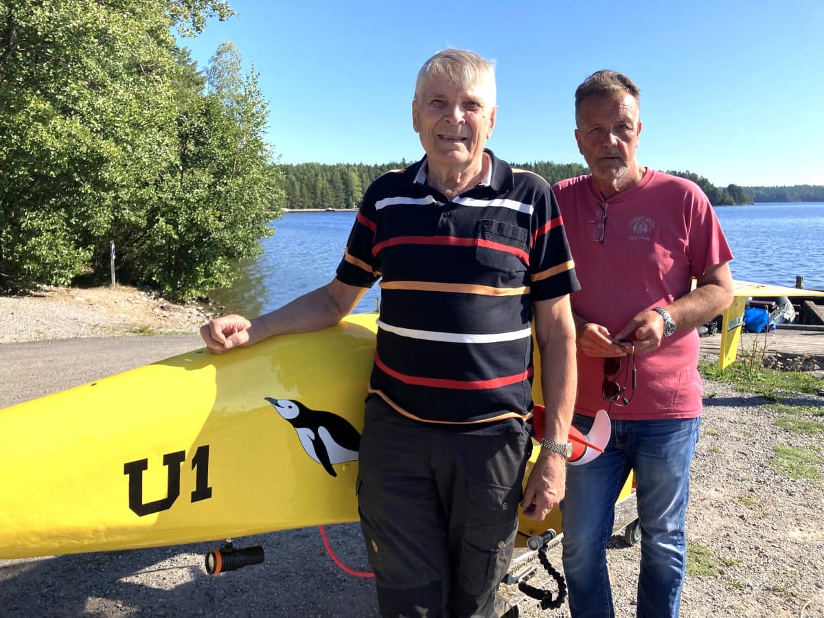 Sukellusseura Lahden Pingviinien pitkäaikainen jäsen Jorma Lindqvist ja puheenjohtaja Sakari Nieminen Pingvin U-1 -sukellusveneen vierellä Asikkalassa.