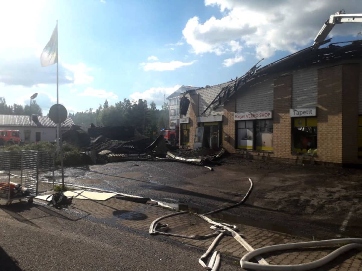 Tulipalossa tuhoutunut liikekeskus Mäntsälässä.