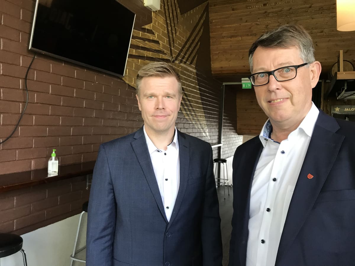 Pohjois-Karjalan maakuntajohtajaksi valittu Markus Hirvonen (vasemmalla) ja vt. maakuntajohtaja Risto Poutiainen.