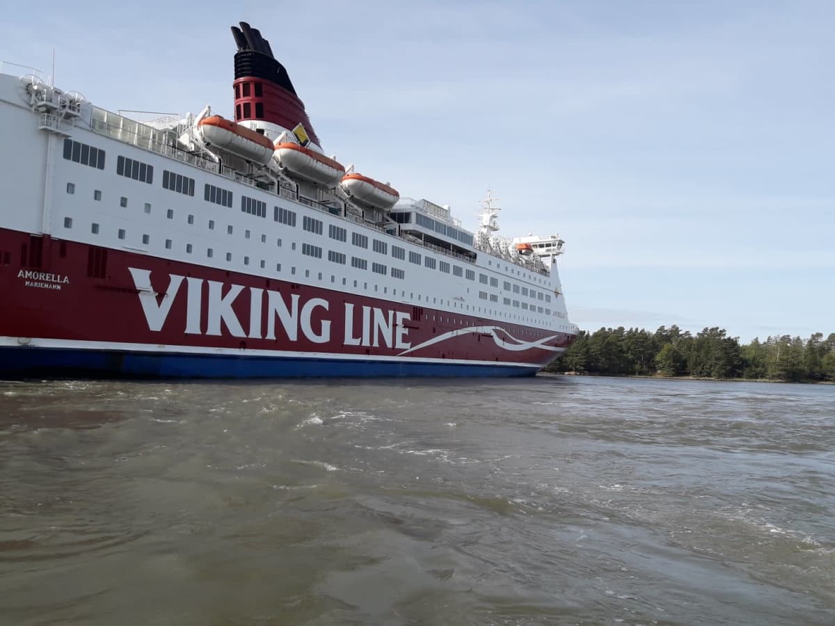 Viking Linen M/S Amorella Järsön saaren rannassa Ahvenanmaalla.