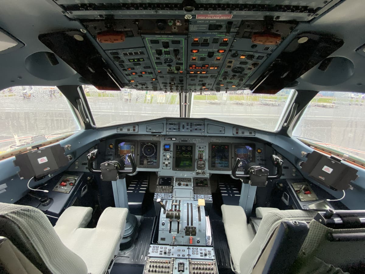 Xflyn Bombardier CRJ-700:n ohjaamo
