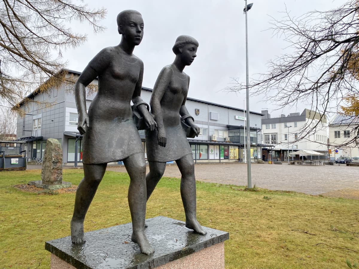 Mansikkatytöt-patsas Suonenjoen torin vieressä.