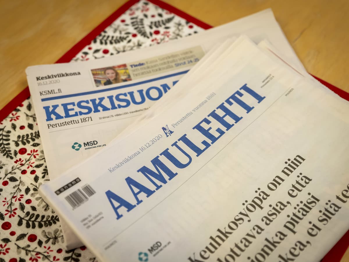 Aamulehti Keskisuomalaisen päällä pöydällä.