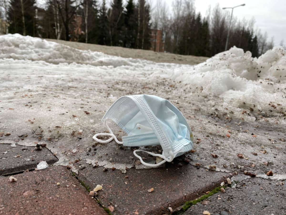 Kadulle heitetty kasvomaski Helsingin Puotilassa 26. tammikuuta 2021.