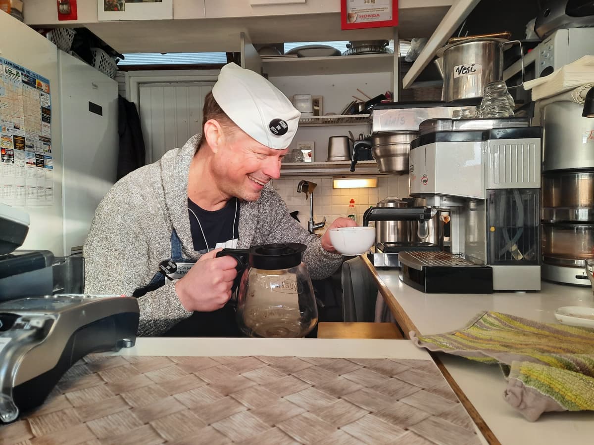 Kahvikioskiyrittäjä ja näyttelijä Jarno Kolehmainen keittää kahvia kioskissaan.