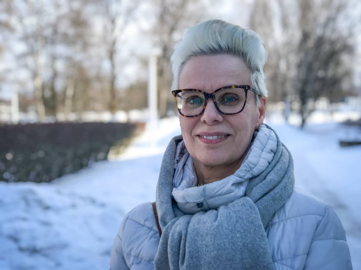 Tutkija Jaana Parviainen Tampereen Sorsapuistossa