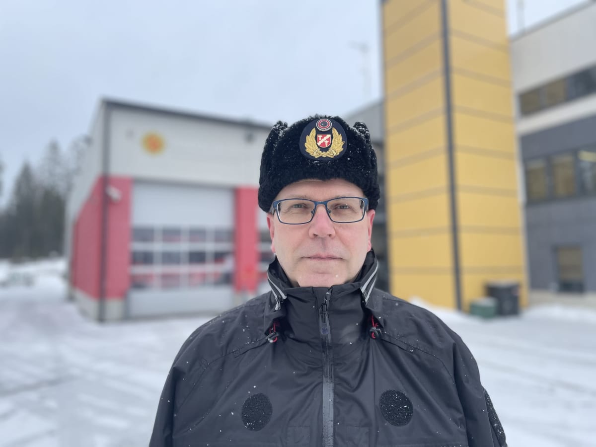 Pirkanmaan pelastuslaitoksen johtava palotarkastaja Pekka Mutikainen Pirkkalan palolaitoksen edessä