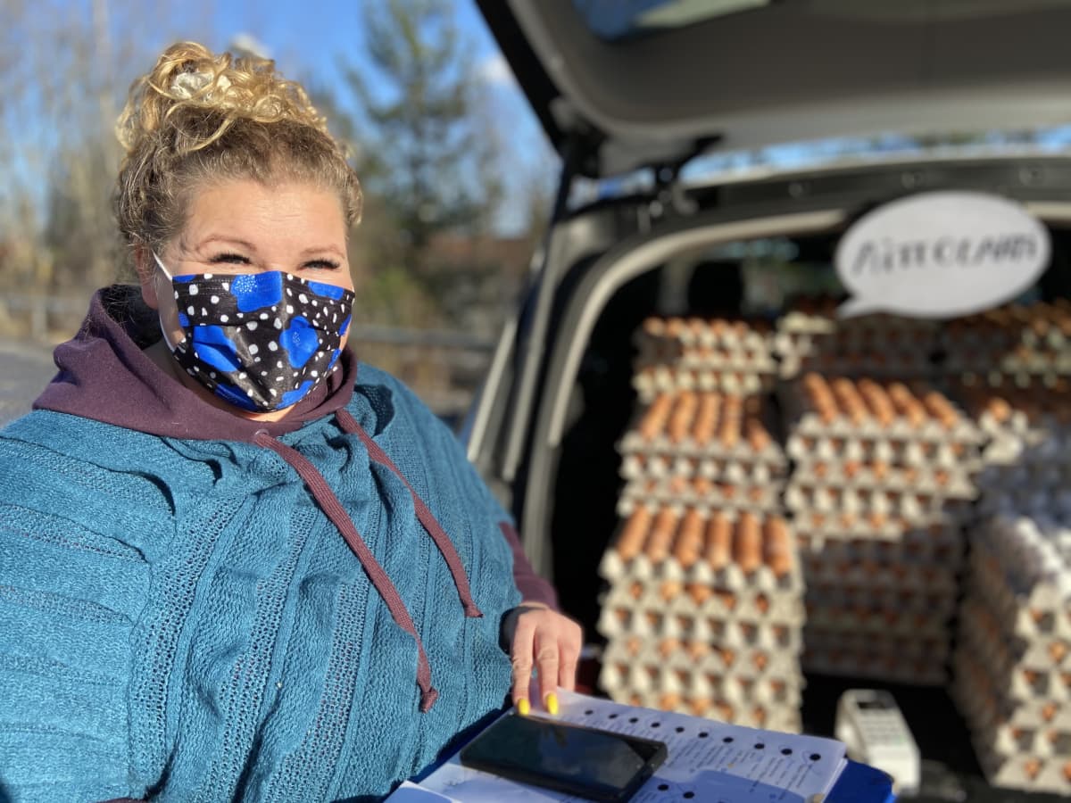 Kanalayrittäjä Lea Aittolahti myy auton takakontista REKO-piirille kananmunia Tohlopissa