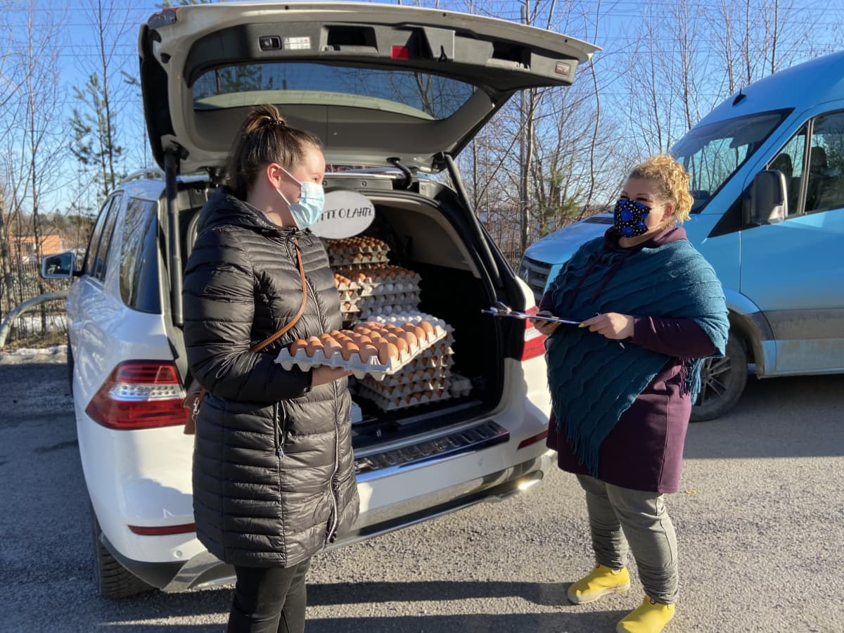 Anu Nieminen on tullut hakemaan tilauksensa Tampereen Tohlopin reko-jaosta. Lea Aittolahti on tuonut Kuhmoisista kananmunia myyntii.