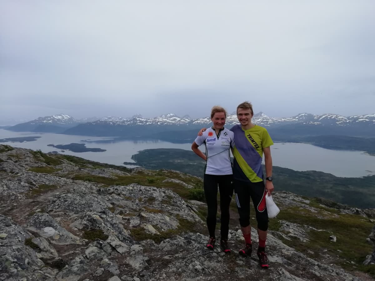 Marika Teini ja Miika Kirmula vuoristomaisemassa