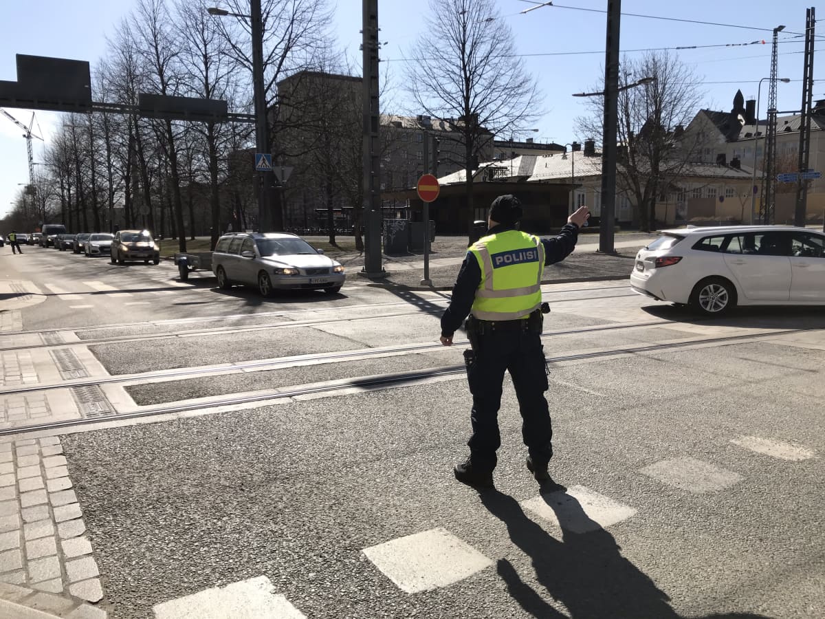 poliisi ohjaa liikennettä