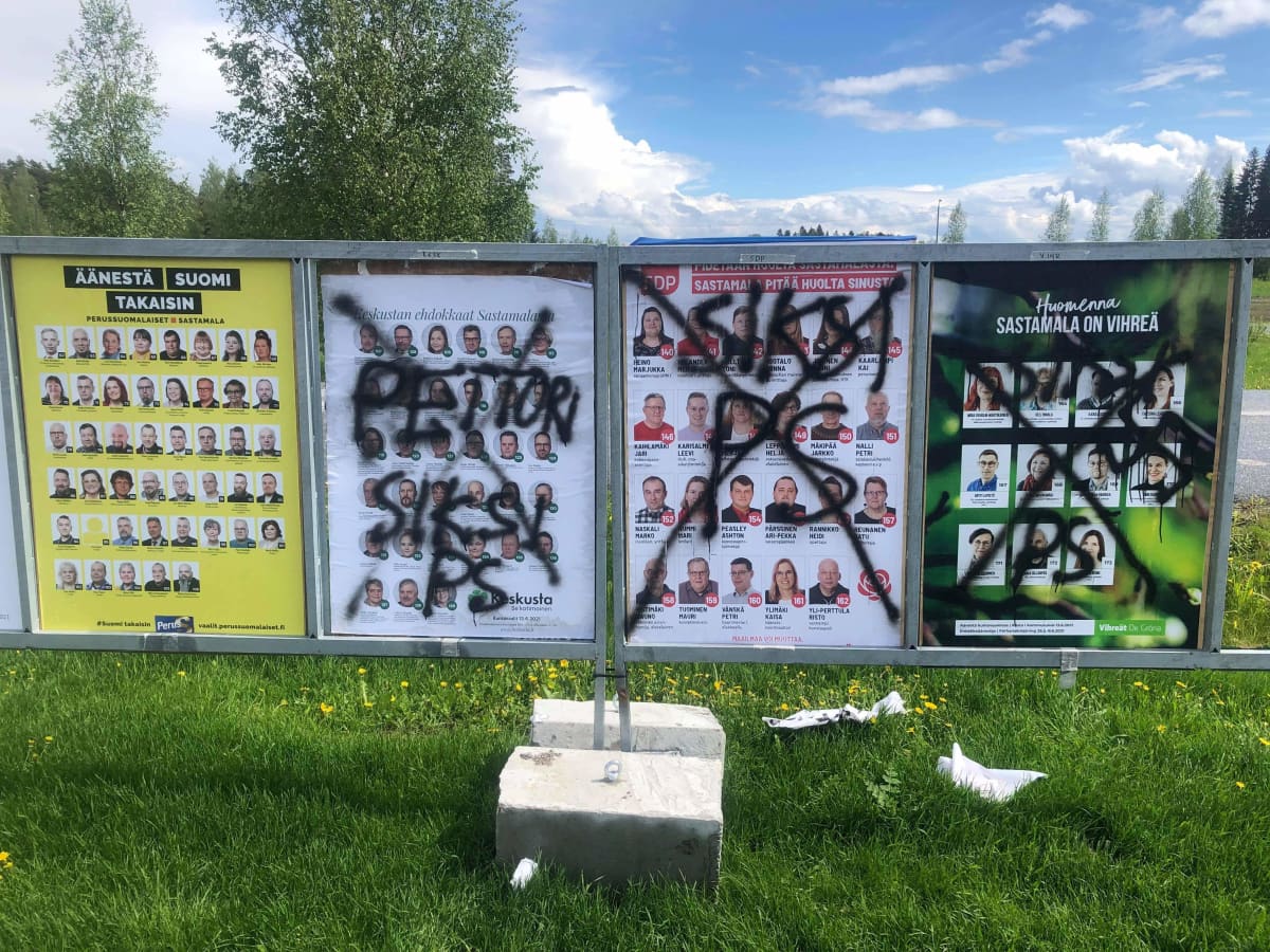 Keskustan, SDP:n ja vihreiden sutatut vaalijulisteet. 