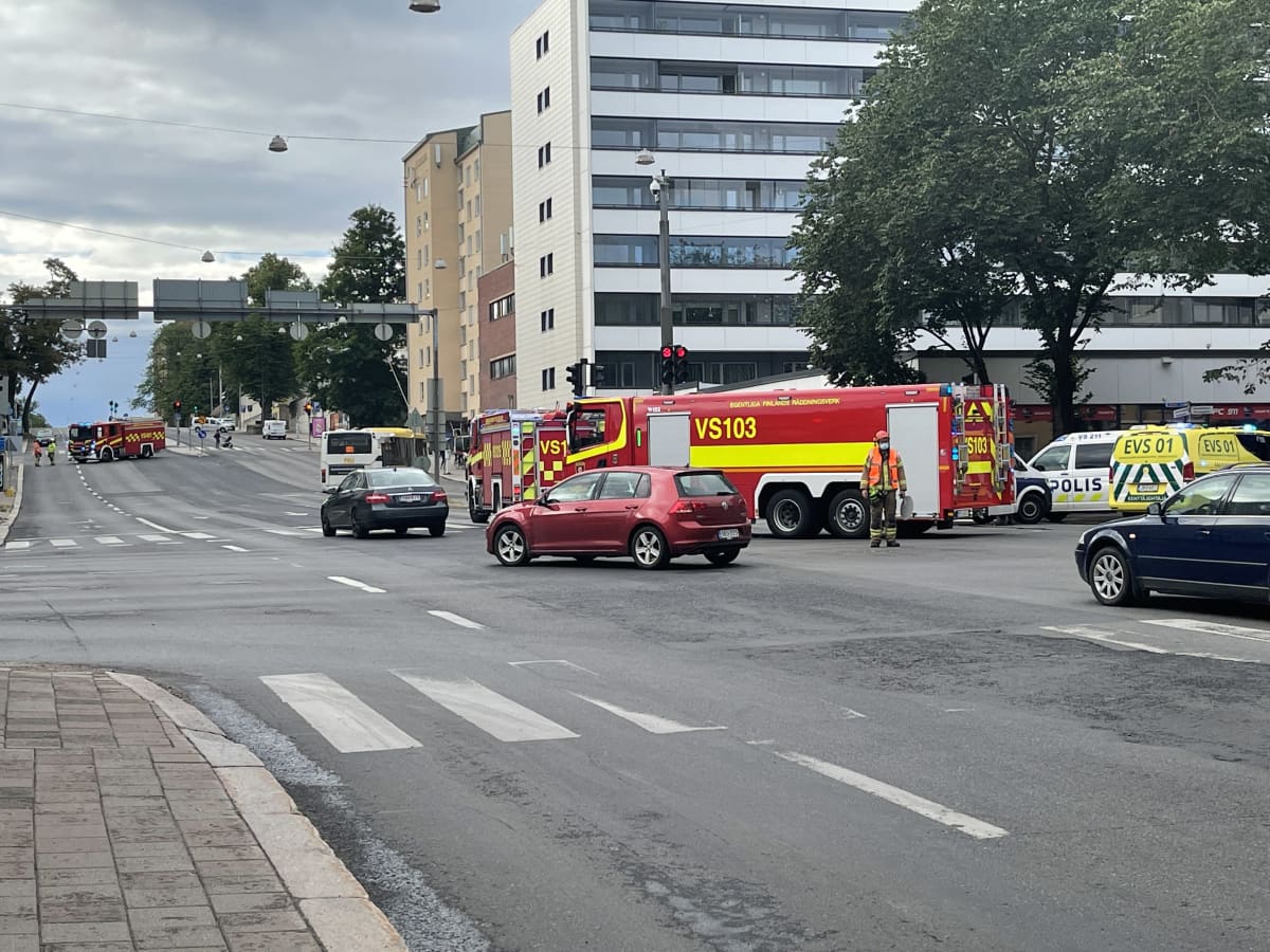Liikenneonnettomuus Hämeenkadun ja Uudenmaankadun risteyksessä