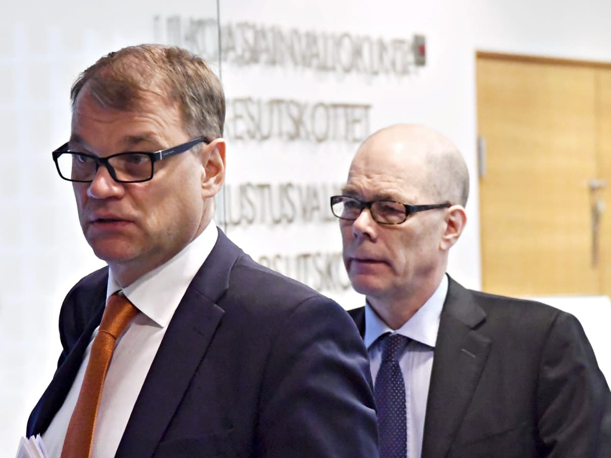 Kare Halonen kävelee Juha Sipilän takana Pikkuparlamentin käytävällä.