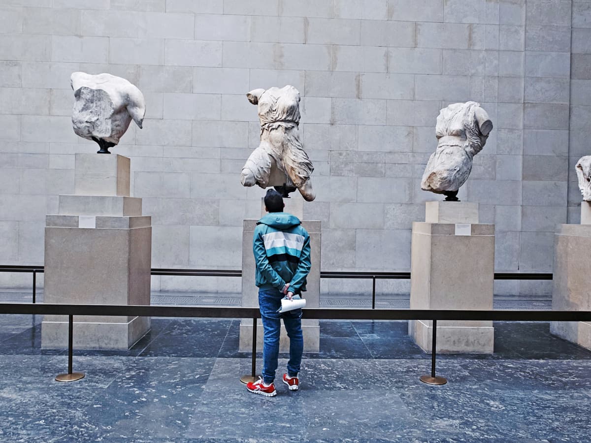 Turisti katselee Parthenon-temppelin veistoksia British Museumissa. 
