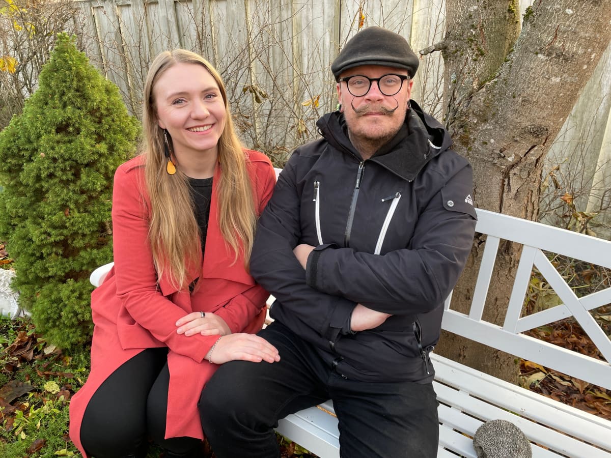 30-vuotias viittomakielen tulkki Anna Peuravaara ja 41-vuotias muusikko Tapani Kangas muuttivat Helsingistä Järvenpäähän helmikuussa. Edullisempi hintataso ja pikkukaupungin tunnelma, pariskunta perustelee päätöstään.
