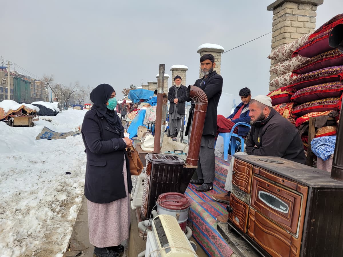 Kätilönä työskentelevä Zahra Azizi katselee käytettyjä huonekaluja Kabulissa. Hän ei ole saanut palkkaa neljään kuukauteen.
