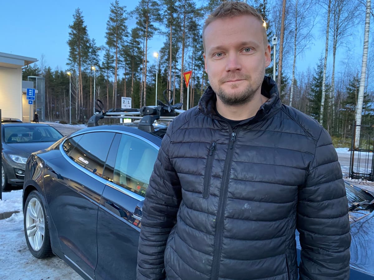 Janne Hartikainen on säästänyt rahaa, kun hän vaihtoi dieselin sähköön.