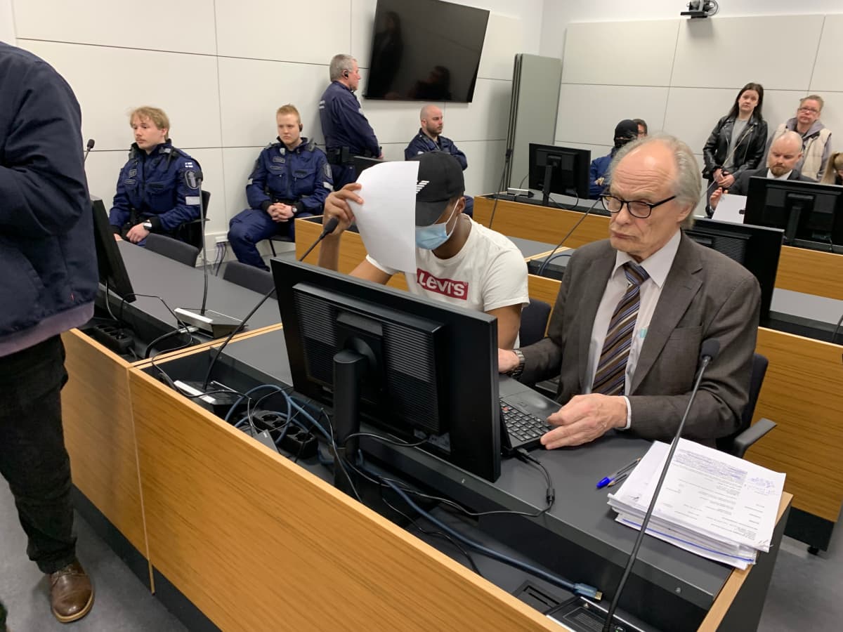 19-vuotias syytetty Itä-Uudenmaan käräjäoikeudessa 10.5.2022.