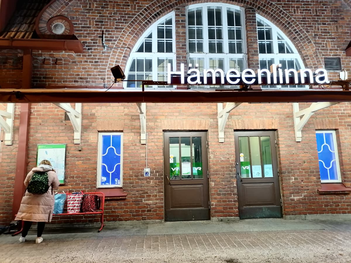 Ihminen jäi junan alle Hämeenlinnan aseman tuntumassa – poliisi ei epäile  rikosta | Yle Uutiset
