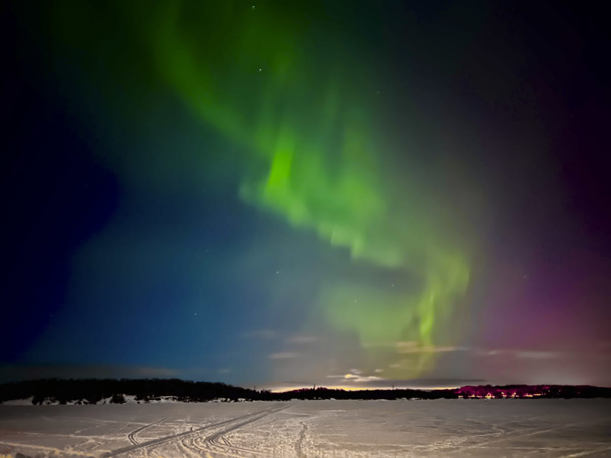 Revontulia loimusi taivaalla viikonlopun öinä ympäri Suomen – katso kuvat |  Yle Uutiset