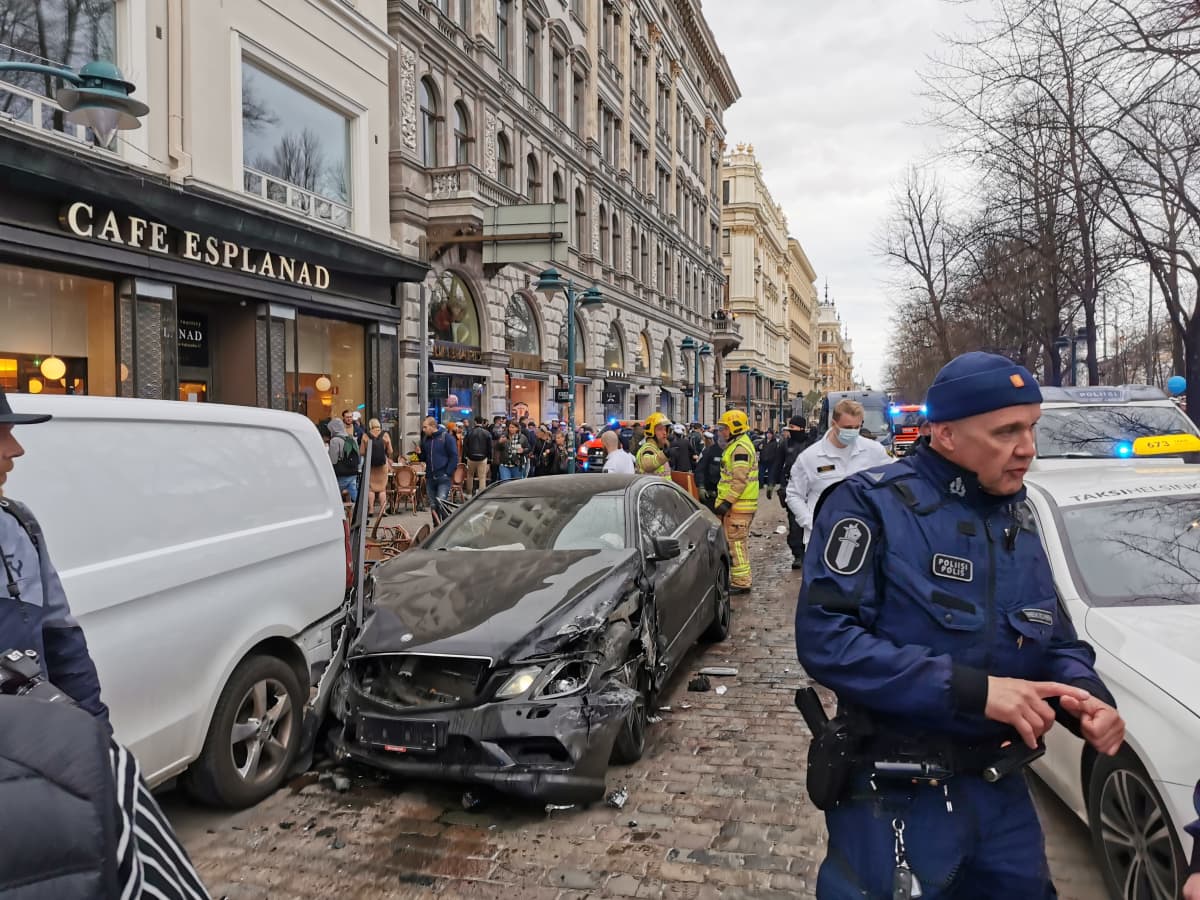Police report busy May Day Eve, probe Helsinki and Hyvinkää crashes | News  | Yle Uutiset