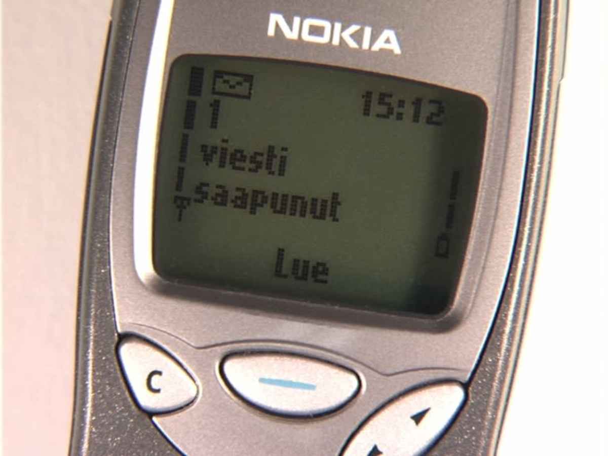 Nokia 3210 puhelin.