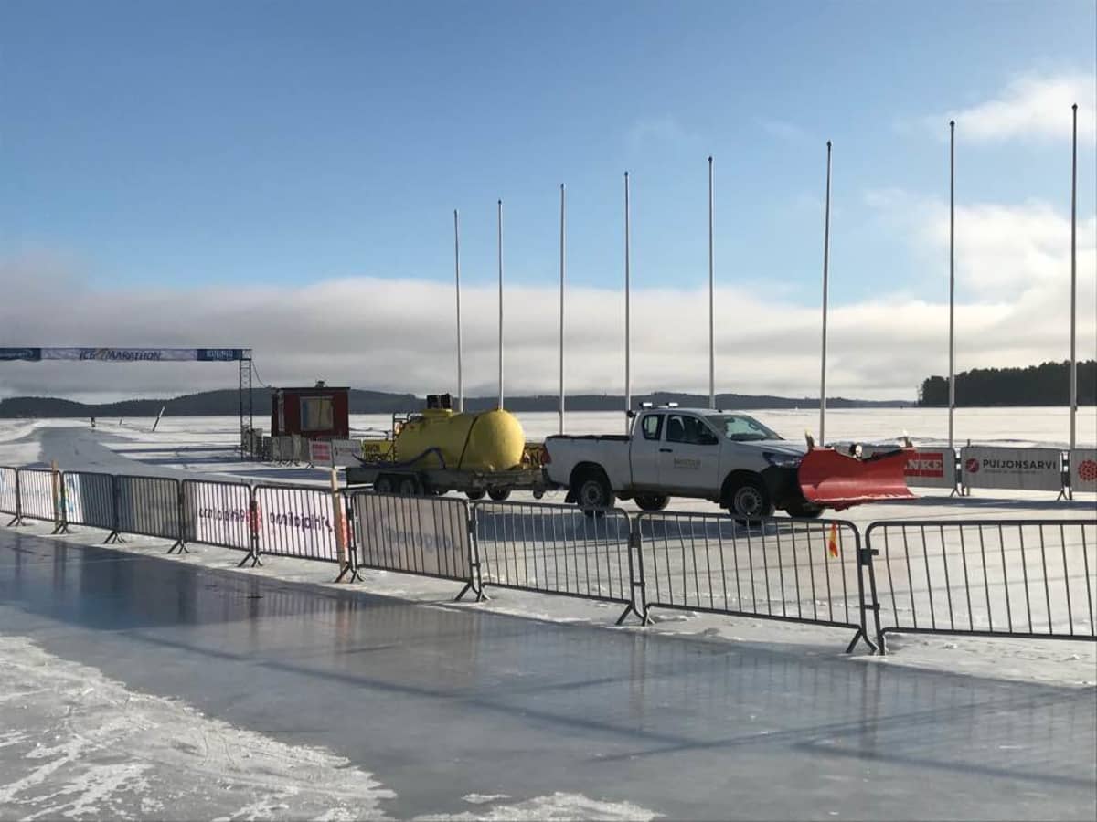 Aura-auto Kuopion jäämaratonradalla.