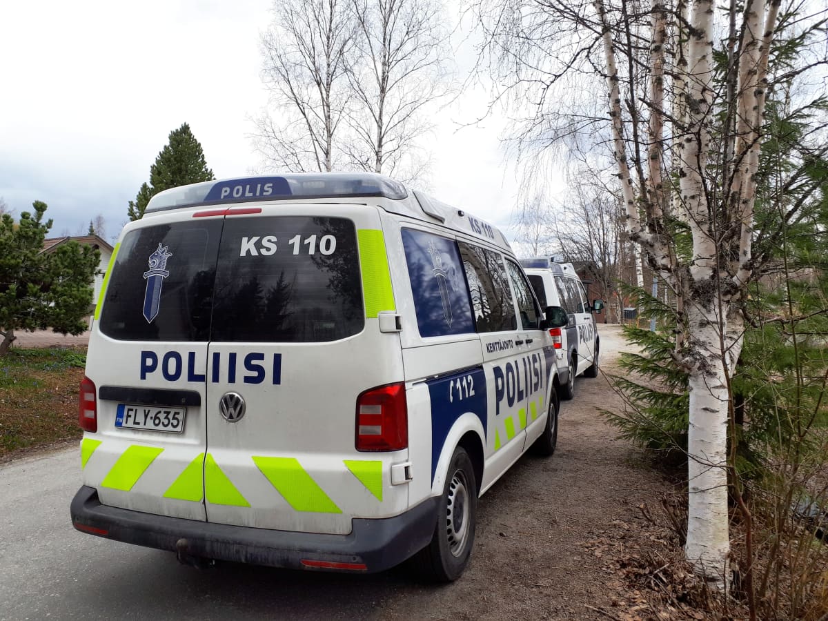 Poliisiauto Jyväskylän Kuokkalanpellossa.